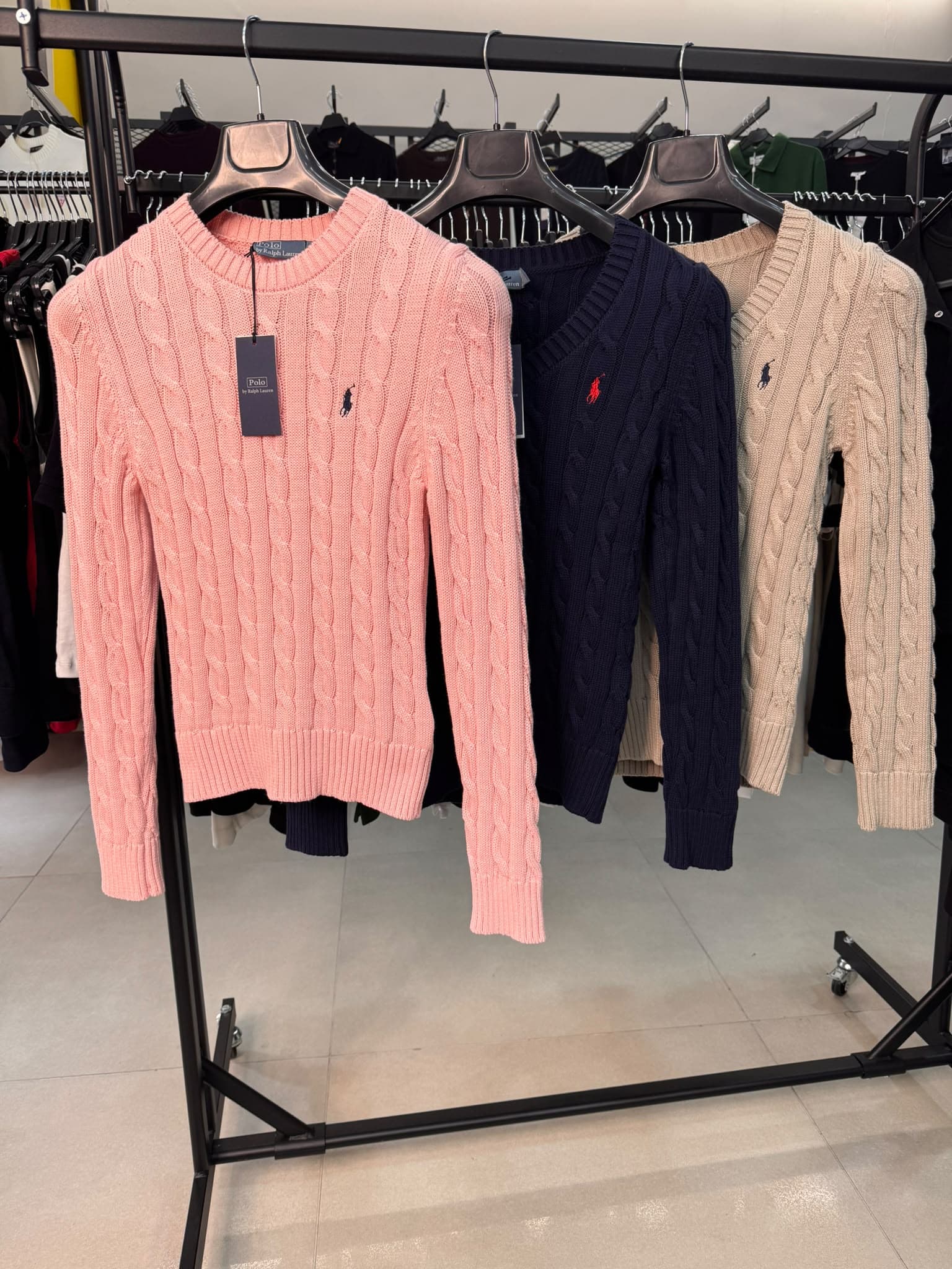 Mağazadan pembe, lacivert ve bej örgü kazak seçkisi