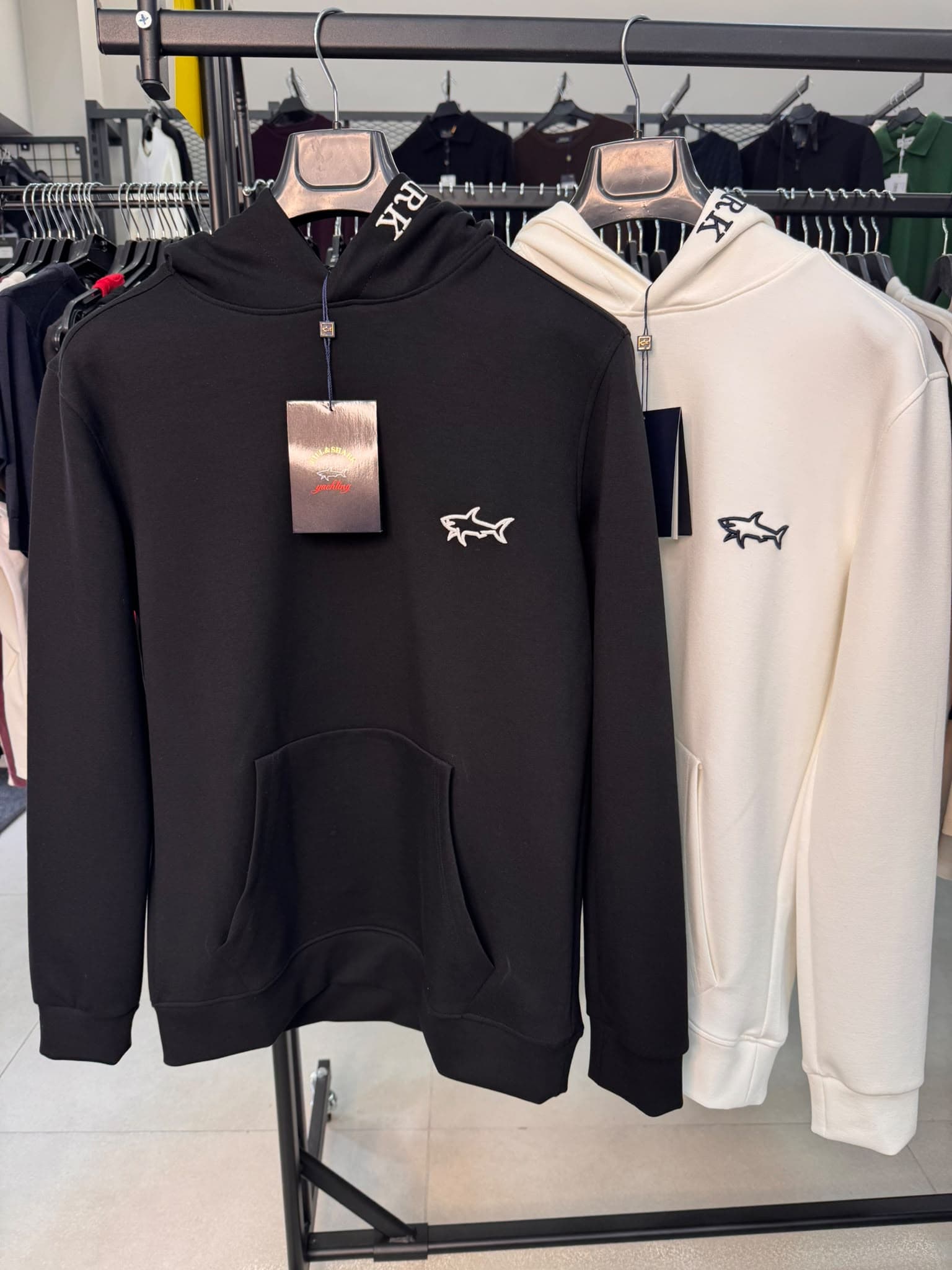 Siyah ve ekru kapüşonlu sweatshirtler